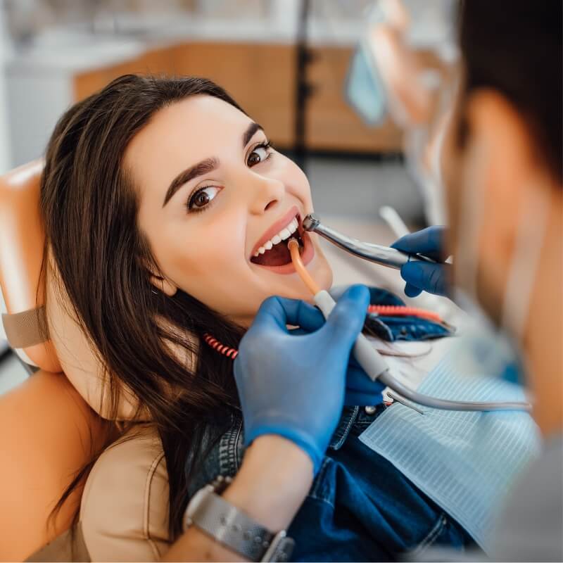 Paciente sorrindo após tratamento na OdontoLight